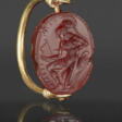 A GREEK GOLD AND CARNELIAN SCARAB SWIVEL RING WITH AN AMAZON - Archives des enchères
