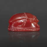 AN ETRUSCAN CARNELIAN SCARAB WITH A YOUTH WITH A STRIGIL - Foto 2