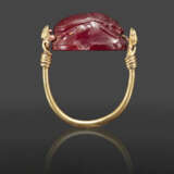 A GREEK GOLD AND CARNELIAN SCARAB SWIVEL RING WITH AN AMAZON - Foto 2