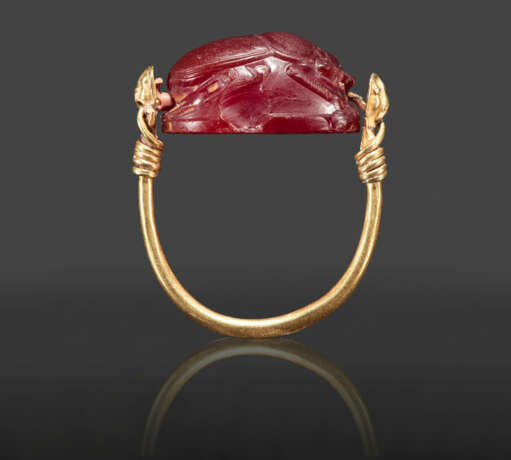 A GREEK GOLD AND CARNELIAN SCARAB SWIVEL RING WITH AN AMAZON - Foto 2