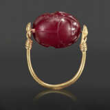 A GREEK GOLD AND CARNELIAN SCARAB SWIVEL RING WITH AN AMAZON - Foto 3