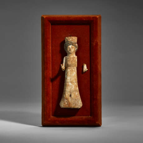 A ROMAN PAINTED BONE DOLL WITH GOLD BRACELETS - Foto 1