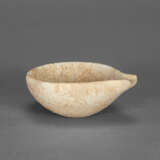 A CYCLADIC MARBLE SPOUTED BOWL - Foto 1