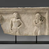 A ROMAN MARBLE RELIEF FRAGMENT - Foto 1