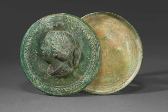 A GREEK BRONZE BOX MIRROR - Foto 1