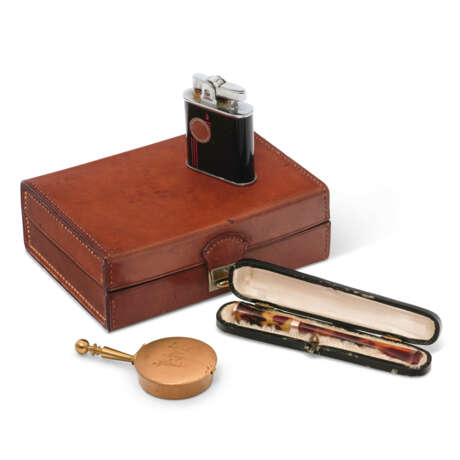 A group of smoking accessories - Foto 1