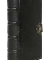 Schwarzer Ledereinband