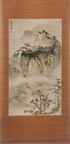Rollbild, China "Asiatische Landschaft", Öl/ Bambus, signiert o.l., Gebrauchspuren, 62x30 cm, ges. 100x40 cm - фото 1
