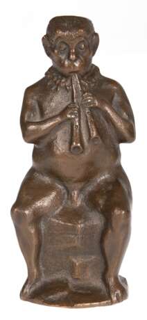 Bronze-Figur "Sitzender Faun auf Flöten spielend", monogr. "K im Kreis", Nr. 33/ 100, braun patiniert, H. 13,5 cm - photo 1