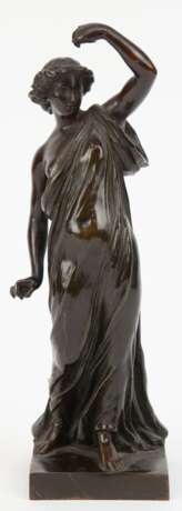 Bronze-Figur "Kastagnettenspielerin im antiken Gewand", braun patiniert, auf rechteckiger Plinthe, Ges.-H. 28 cm - фото 1