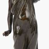 Bronze-Figur "Kastagnettenspielerin im antiken Gewand", braun patiniert, auf rechteckiger Plinthe, Ges.-H. 28 cm - Foto 1