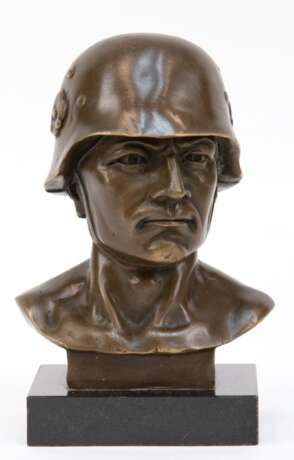 Figur "Büste eines Soldaten mit Helm", Bronze braun patiniert, sign. Fisher, auf schwarzer Steinplinthe datiert "Berlin 1945", Ges.-H. 14,5 cm - photo 1