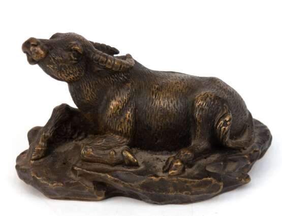 Bronze-Figur "Liegender Wasserbüffel", auf naturalistischem Sockel, braun patiniert, 7x10,5 cm - photo 1
