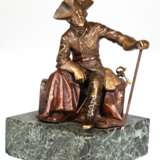 Bronze-Figur "Alter Fritz", mit Dreispitz und Degen auf einem Baumstamm sitzend, die linke Hand auf einen Stab gestützt, braun patiniert und farbig gefaßt, rückseitig bezeichnet "Titze", H. 13 cm, auf grünem Marmorsockel, Ges.… - photo 1