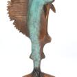Bronze-Figur &quot;Schwertfisch&quot;, signiert &quot;Moore&quot;, braun/grün patiniert, auf runder Steinplinthe, Ges.-H. 39,5 cm - Archives des enchères