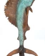Produktkatalog. Bronze-Figur &quot;Schwertfisch&quot;, signiert &quot;Moore&quot;, braun/grün patiniert, auf runder Steinplinthe, Ges.-H. 39,5 cm