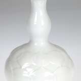 Meissen-Vase, Lotusblume, um 1960, Entwurf Ludwig Zepner, weiß glasiert, stark gebaucht, geschweifter Rand, 1. Wahl, H. 19,5 cm - Foto 1