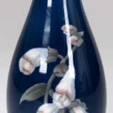 Vase, Bing & Gröndahl, Nr. 8757/505, gebauchte Form, Blumendekor auf blauem Grund, H. 27 cm - Foto 1