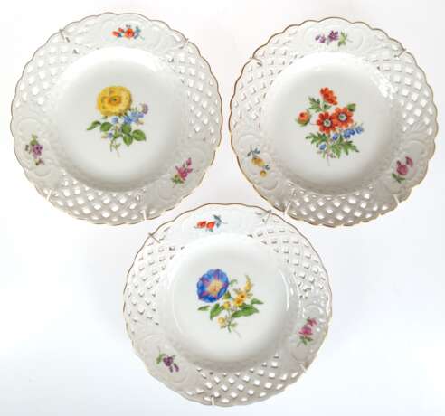 3 Meissen-Durchbruchteller, Bunte Blume 2 mit Goldrand, in Korbrand 3 Medaillons mit Blumenmalerei, 1. Wahl, Dm. 15,5 cm, jeweils mit abnehmbarer Wandaufhängung - Foto 1