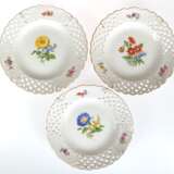 3 Meissen-Durchbruchteller, Bunte Blume 2 mit Goldrand, in Korbrand 3 Medaillons mit Blumenmalerei, 1. Wahl, Dm. 15,5 cm, jeweils mit abnehmbarer Wandaufhängung - Foto 1