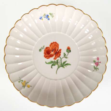 Meissen-Schale, rund, gefächerter Rand, Bunte Blume 1, Goldrand, Schwertermarke mit 2 Schleifstrichen, H. 4,5 cm, Dm. 21 cm - photo 1