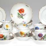 Konvolut Meissen-Porzellan, 29-teilig, Bunte Blume, Neuer Ausschnitt, dabei 8 Mokkatassen (1x Streublümchen) mit UT (2x Rand best.), 7 Tellerchen, Dm. 13,5 cm, 4 Kaffeeuntertassen (Schälchen), Dm. 14,5 cm, Zuckerdose, Dm. 7,5 cm und Sahnekännchen,… - photo 1