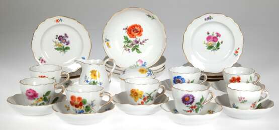 Konvolut Meissen-Porzellan, 29-teilig, Bunte Blume, Neuer Ausschnitt, dabei 8 Mokkatassen (1x Streublümchen) mit UT (2x Rand best.), 7 Tellerchen, Dm. 13,5 cm, 4 Kaffeeuntertassen (Schälchen), Dm. 14,5 cm, Zuckerdose, Dm. 7,5 cm und Sahnekännchen,… - Foto 1