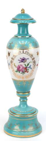 Deckel-Vase, Porzellan, um 1920, polychrome Blumenmalerei und Goldstaffage, verschraubter Fuß und Korpus, Gold min. berieben, Gebrauchspuren, H. 55 cm - Foto 1
