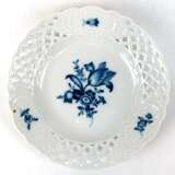 Meissen-Korbrandteller, Blaue Blume mit Insekt, Rand min. best., Dm. 15,5 cm - photo 1