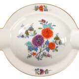 Meissen-Aschenbecher mit 2 Ablagen, Bunte indische Blumenmalerei mit Goldrand und Goldstaffage, 1. Wahl, L. 14 cm - photo 1