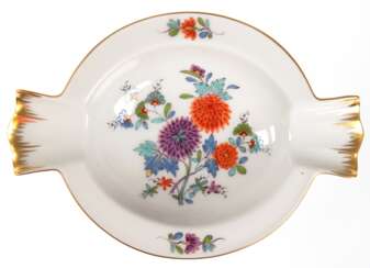 Meissen-Aschenbecher mit 2 Ablagen, Bunte indische Blumenmalerei mit Goldrand und Goldstaffage, 1. Wahl, L. 14 cm