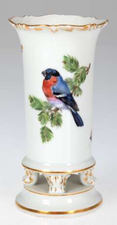 Meissen-Vase, beidseitig mit Vogel- und Insektenmalerei, Goldränder, auf 4 Volutenfüßchen auf festem, rundem Sockel, 1. Wahl, H. 14,5 cm - фото 1