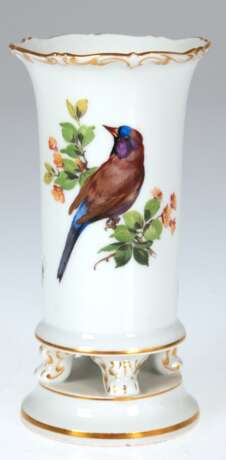 Meissen-Vase, beidseitig mit Vogel- und Insektenmalerei, Goldränder, auf 4 Volutenfüßchen auf festem, rundem Sockel, 1. Wahl, H. 14,5 cm - фото 2