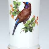 Meissen-Vase, beidseitig mit Vogel- und Insektenmalerei, Goldränder, auf 4 Volutenfüßchen auf festem, rundem Sockel, 1. Wahl, H. 14,5 cm - фото 2