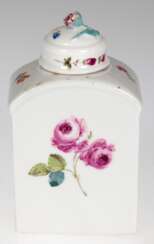 Meissen-Teedose, 18. Jh., gerundete Schultern, allseitig Blumenmalerei, Deckelblüte best., 1. Wahl, H. 12,5 cm