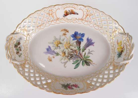 Meissen-Henkelschale mit Durchbruchrand, oval, polychrome naturalistische Blumenmalerei und Goldstaffage, Korbrand mit 4 golddekorierten Medaillons mit Floral- und Schmetterlingsmalerei, 1. Wahl, 6,5x30x22 cm - photo 1