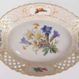 Meissen-Henkelschale mit Durchbruchrand, oval, polychrome naturalistische Blumenmalerei und Goldstaffage, Korbrand mit 4 golddekorierten Medaillons mit Floral- und Schmetterlingsmalerei, 1. Wahl, 6,5x30x22 cm - photo 1