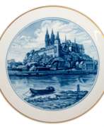 Porcelain products. Meissen-Ansichtenteller &quot;Albrechtburg in Meissen&quot;, Blaudekor mit Goldrand, rücks. Wandaufhängung, 1. Wahl, Dm. 25,5 cm