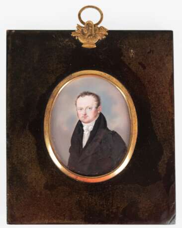 Miniatur "Porträt eines Herren im schwarzen Gehrock", 19. Jh., hinter gewölbtem Glas, im schwarzen Rahmen (Gebrauchspuren), ges. 13,3x11,5 cm - photo 1