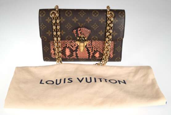 Louis-Vuitton-Tasche, limitierte Edition, Tasche mit berühmtem Logo, mittig mit Rose Bruyere Python-Leder, auf Verschluss mit Monogramm, ein ganz besonders seltenes Stück, es wurden nur wenige davon produziert, ca. 4 Jahre alt, mit Kaufbeleg und N… - photo 1