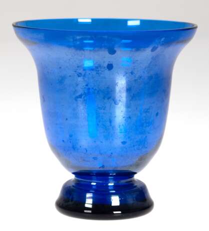 Vase, blaues Glas, signiert "Jean Beck München", Kuppa mit ausgestelltem Rand, H. 10,5 cm - фото 1