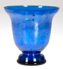 Vase, blaues Glas, signiert &amp;quot;Jean Beck München&amp;quot;, Kuppa mit ausgestelltem Rand, H. 10,5 cm