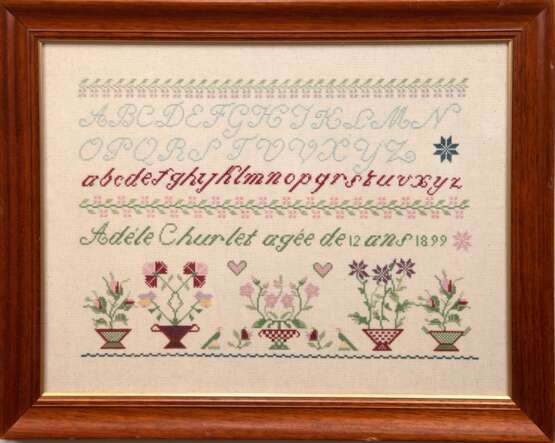 Stickmustertuch von Adle ´le Churlet, dat. 1899, ABC und florale Motive im Kreuzstich, ca. 42x56 cm, hinter Glas im Rahmen - Foto 1