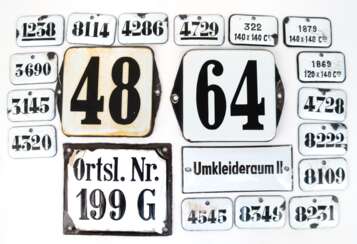 20 Emaille-Schilder von einem Munitionslager, verschiedene Größen, mit Zeichen, Zahlen und Beschriftung, Gebrauchspuren, 3,5x55 cm bis 10x12,5 cm
