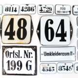 20 Emaille-Schilder von einem Munitionslager, verschiedene Größen, mit Zeichen, Zahlen und Beschriftung, Gebrauchspuren, 3,5x55 cm bis 10x12,5 cm - фото 1