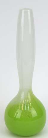 Langhals-Vase, um 1975, farbloses Glas, weiß und hellgrün unterfangen, H. 38 cm - photo 1