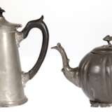 2 Zinn-Kannen, 19. Jh., Teekannen-H. 15 cm und Kaffeekannen-H. 22 cm - Foto 1