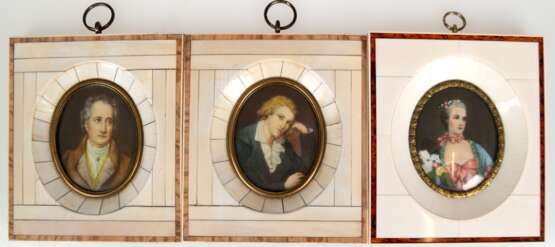 3 Miniaturen mit 1 Damen- und 2 Herrenporträts, Öl/Bein, oval hinter gewölbtem Glas, Rahmen mit Bein belegt, ges. je 11,5x10,5 cm - Foto 1