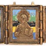Kleine Reiseikone, 3-flügelig, Messing z.T. farbig emailliert, innen Darstellung von 3 Heiligen, 4,5x4(11) cm - фото 2