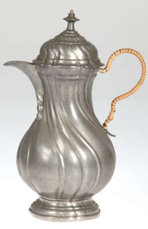 Kleine Zinn-Kaffeekanne, um 1850, geschweift gerippt, Henkel mit Bastumwicklung, H. 20 cm - photo 1